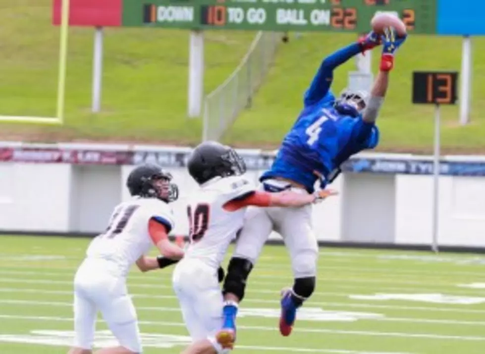 Frankston receiver Kendrick Rogers pulls down the pass from quarterback Ozzie Buckner and head up field for a 79-yard touchdown. (Mike Davis, ETSN.fm)